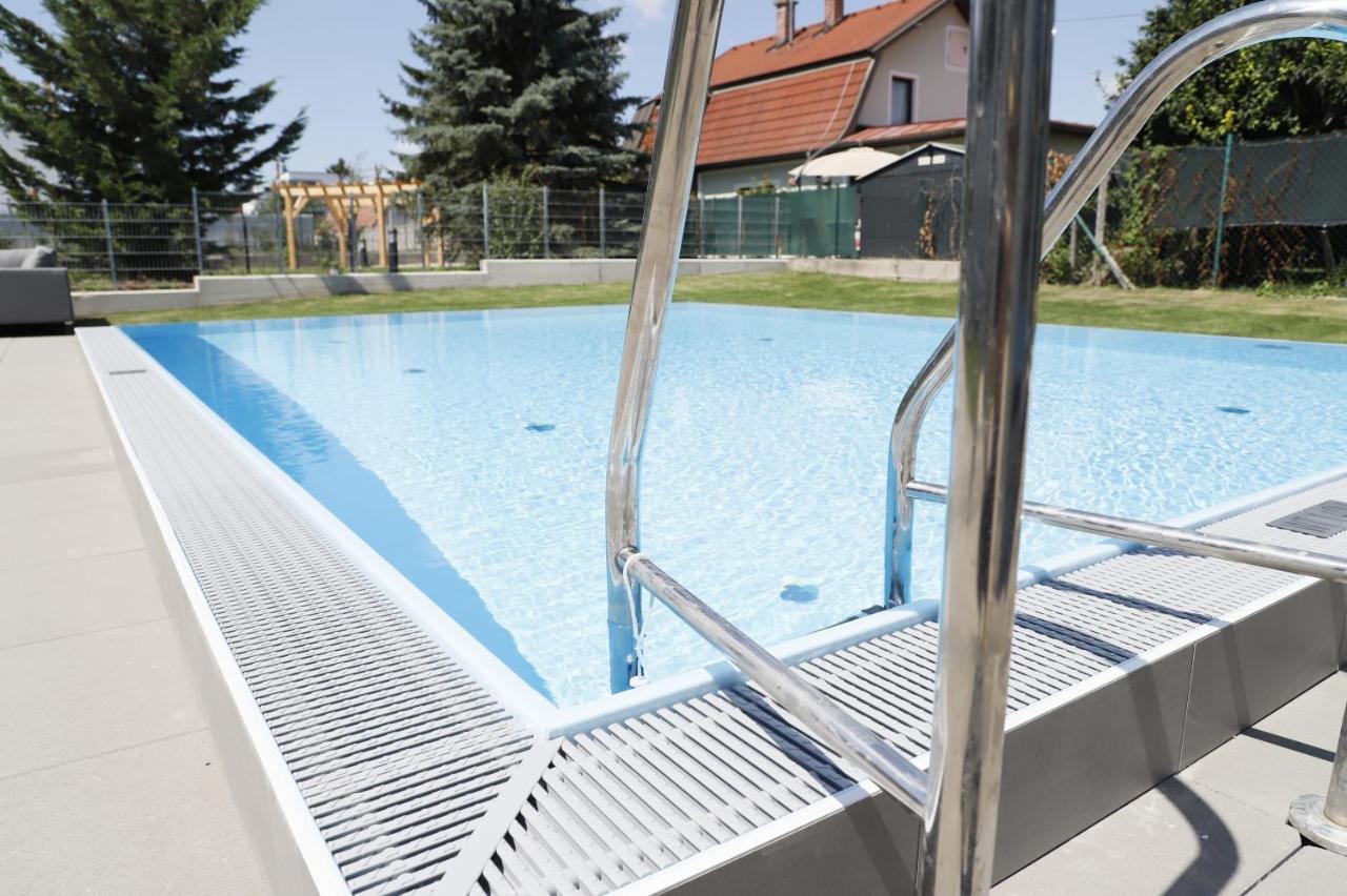 Yellow Flower Apartment With Pool - 5 Min To Lake Vienna Exterior photo